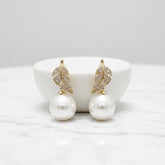 CUBIC ZIRCONIA COLLECTION - VINTAGE CHIC PEARL EARRINGS - CZER877 GOLD