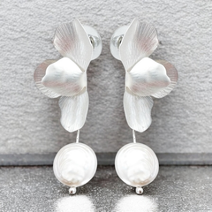 ATHENA COLLECTION -FLOWER PEARL DROP EARRINGS - CZER875 SILVER