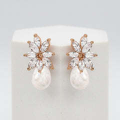 CUBIC ZIRCONIA COLLECTION - GRACEFUL PEARL EARRINGS - CZER511 GOLD