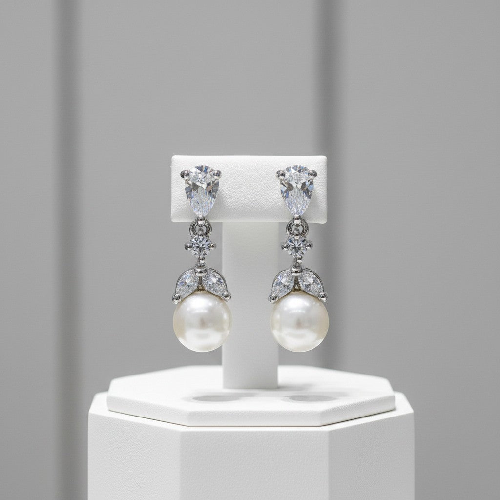 CUBIC ZIRCONIA COLLECTION - GRACEFUL PEARL EARRINGS - ER346 Silver