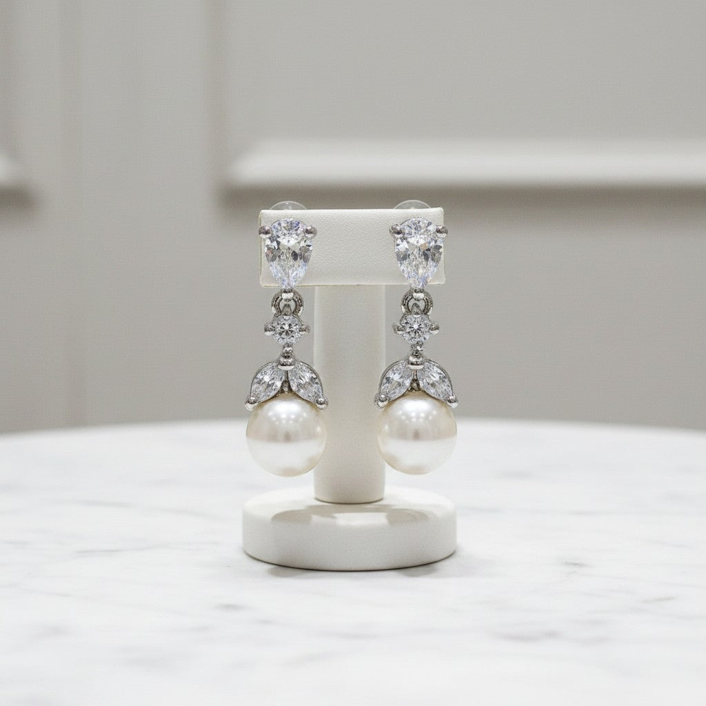 CUBIC ZIRCONIA COLLECTION - GRACEFUL PEARL EARRINGS - ER346 Silver