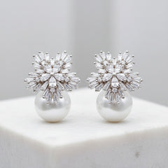 CUBIC ZIRCONIA COLLECTION - PEARL EXTRAVAGANCE EARRINGS - CZER426 (SILVER)