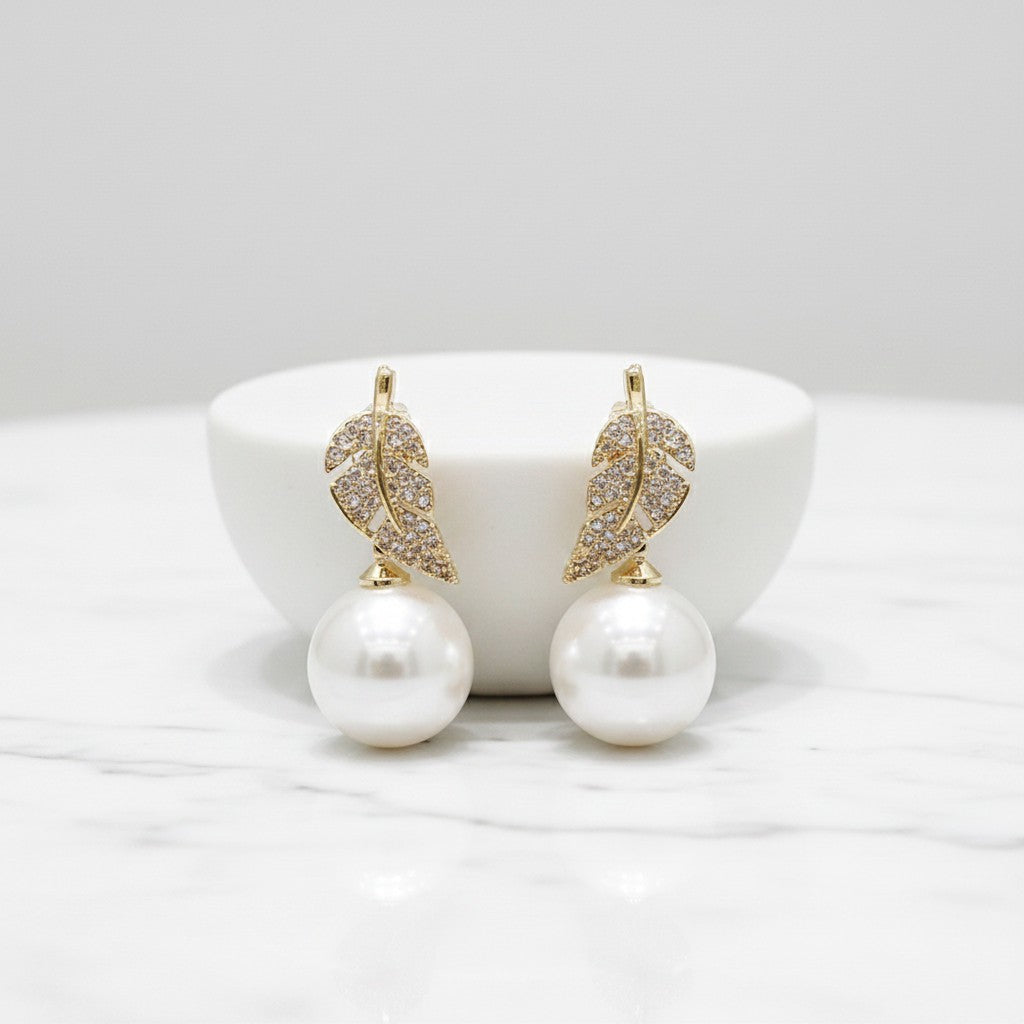 CUBIC ZIRCONIA COLLECTION - VINTAGE CHIC PEARL EARRINGS - CZER877 GOLD