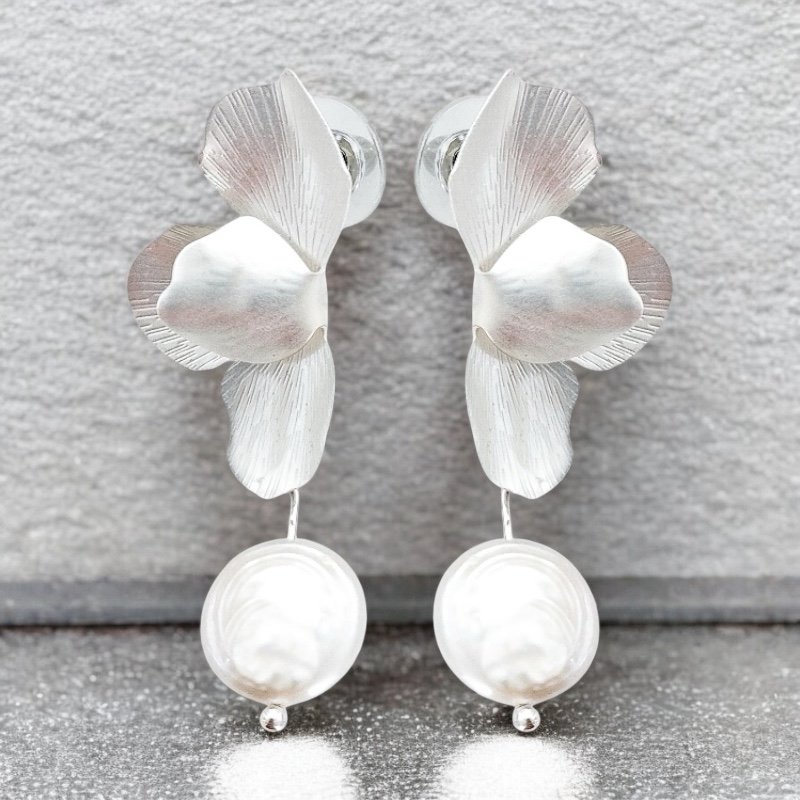 ATHENA COLLECTION -FLOWER PEARL DROP EARRINGS - CZER875 SILVER