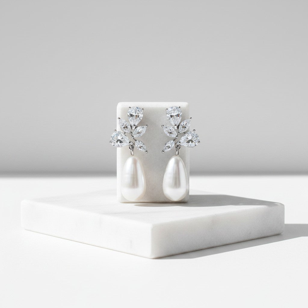 CUBIC ZIRCONIA COLLECTION - PEARL ELEGANCE EARRINGS - CZER898 SILVER