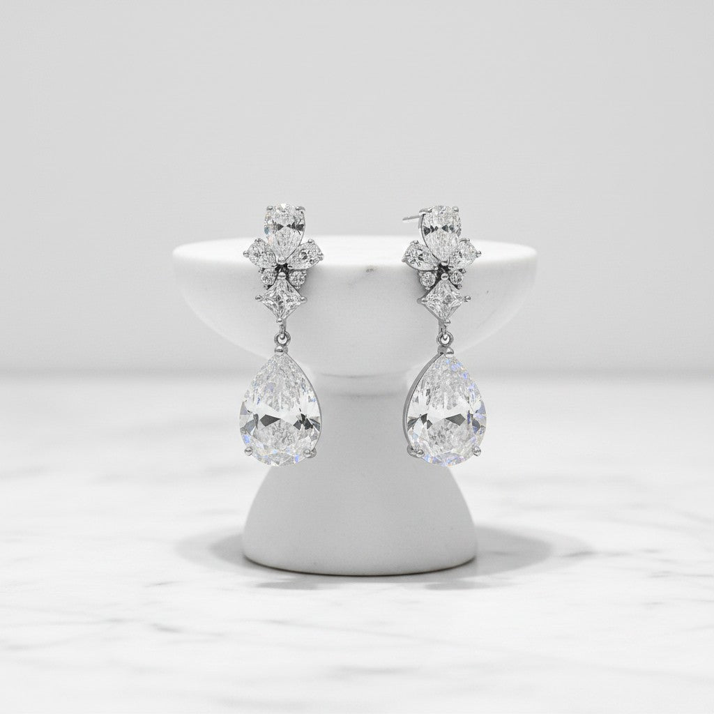 CUBIIC ZIRCONIA COLLECTION - EXQUISITE TEARDROP CRYSTAL EARRINGS - CZER485 SILVER