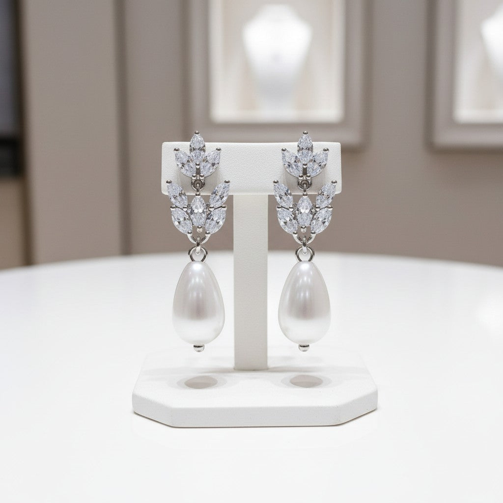 CUBIC ZIRCONIA COLLECTION - CHIC PEARL EARRINGS - WHITE CZER509