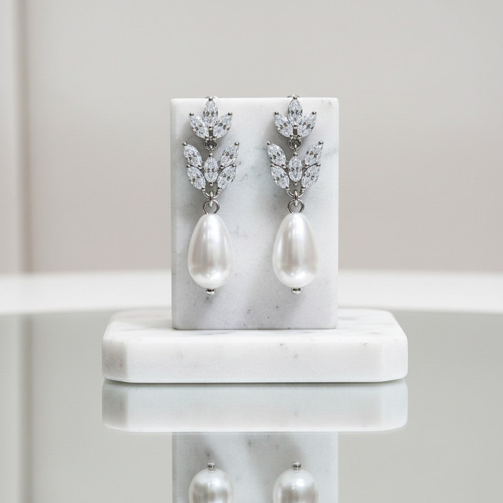 CUBIC ZIRCONIA COLLECTION - CHIC PEARL EARRINGS - WHITE CZER509