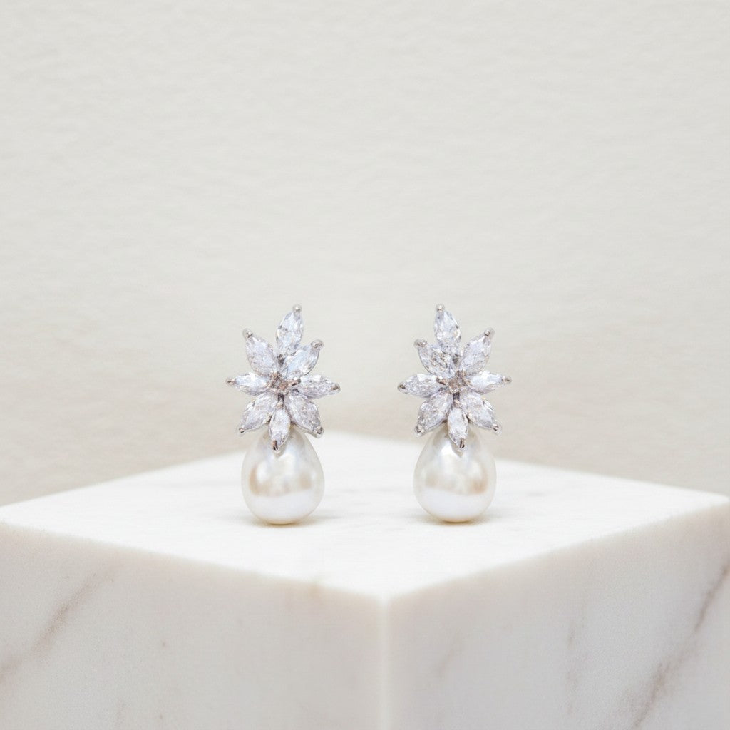 CUBIC ZIRCONIA COLLECTION - GRACEFUL PEARL EARRINGS - CZER511 SILVER