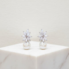 CUBIC ZIRCONIA COLLECTION - GRACEFUL PEARL EARRINGS - CZER511 SILVER