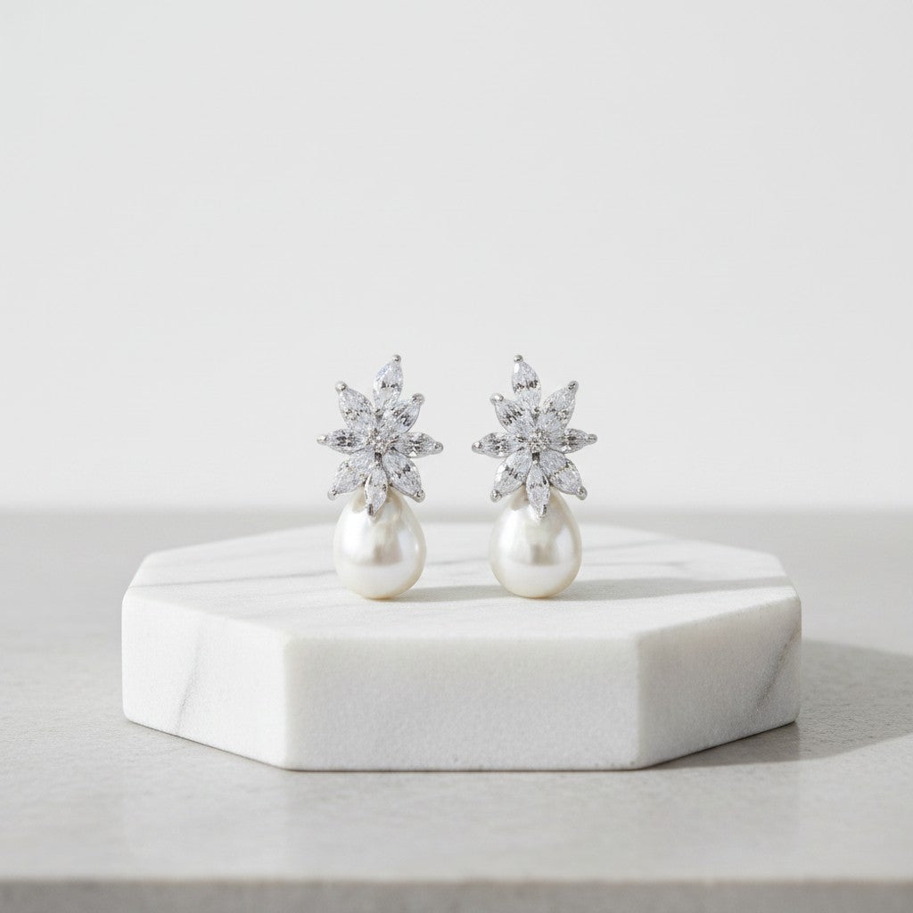 CUBIC ZIRCONIA COLLECTION - GRACEFUL PEARL EARRINGS - CZER511 SILVER