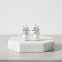 CUBIC ZIRCONIA COLLECTION - GRACEFUL PEARL EARRINGS - CZER511 SILVER