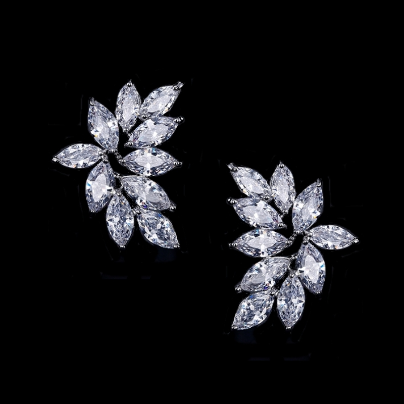 CUBIC ZIRCONIA COLLECTION - CRYSTAL CLUSTER EARRINGS - SILVER - CZER514
