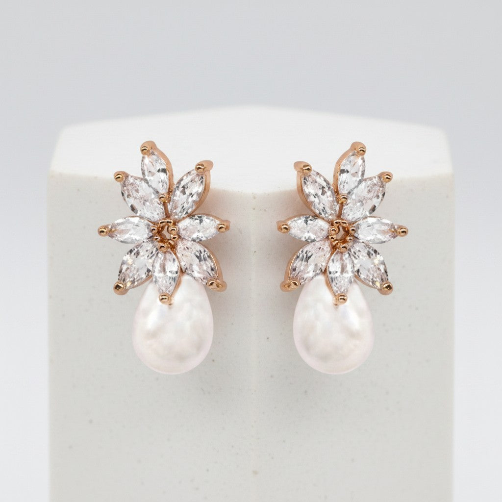 CUBIC ZIRCONIA COLLECTION - GRACEFUL PEARL EARRINGS - CZER511 GOLD