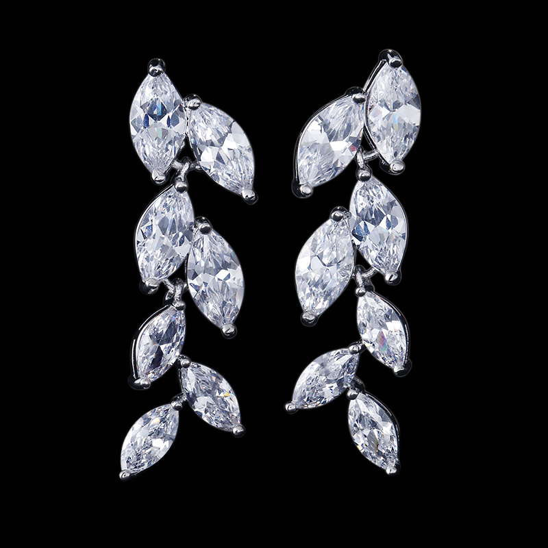 CUBIC ZIRCONIA COLLECTION - GRADUATED CRYSTAL EARRINGS - CZER517 SILVER