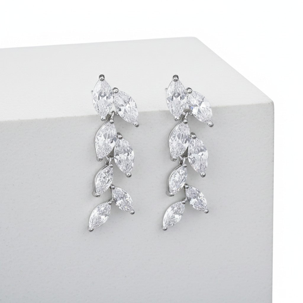 CUBIC ZIRCONIA COLLECTION - GRADUATED CRYSTAL EARRINGS - CZER517 SILVER