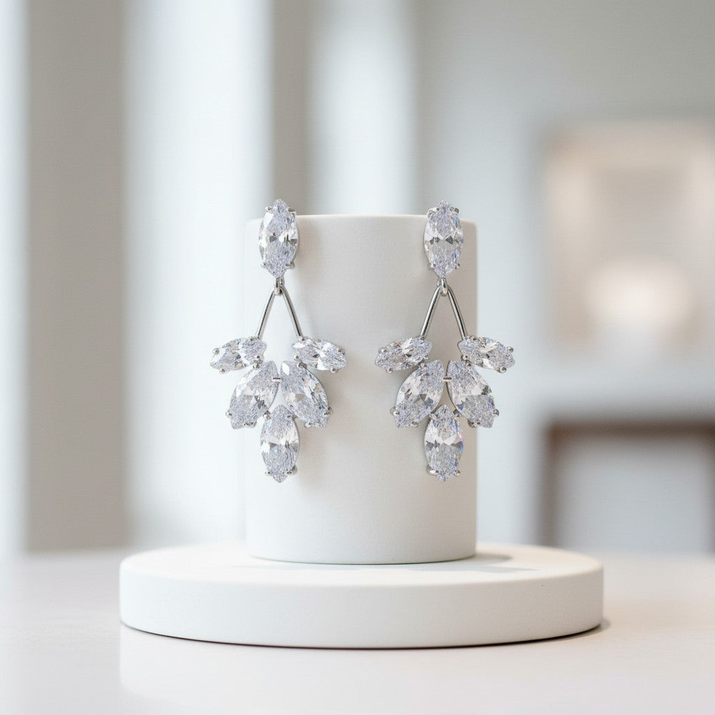 CUBIC ZIRCONIA COLLECTION - DAINTY SPARKLE EARRINGS - SILVER CZER527