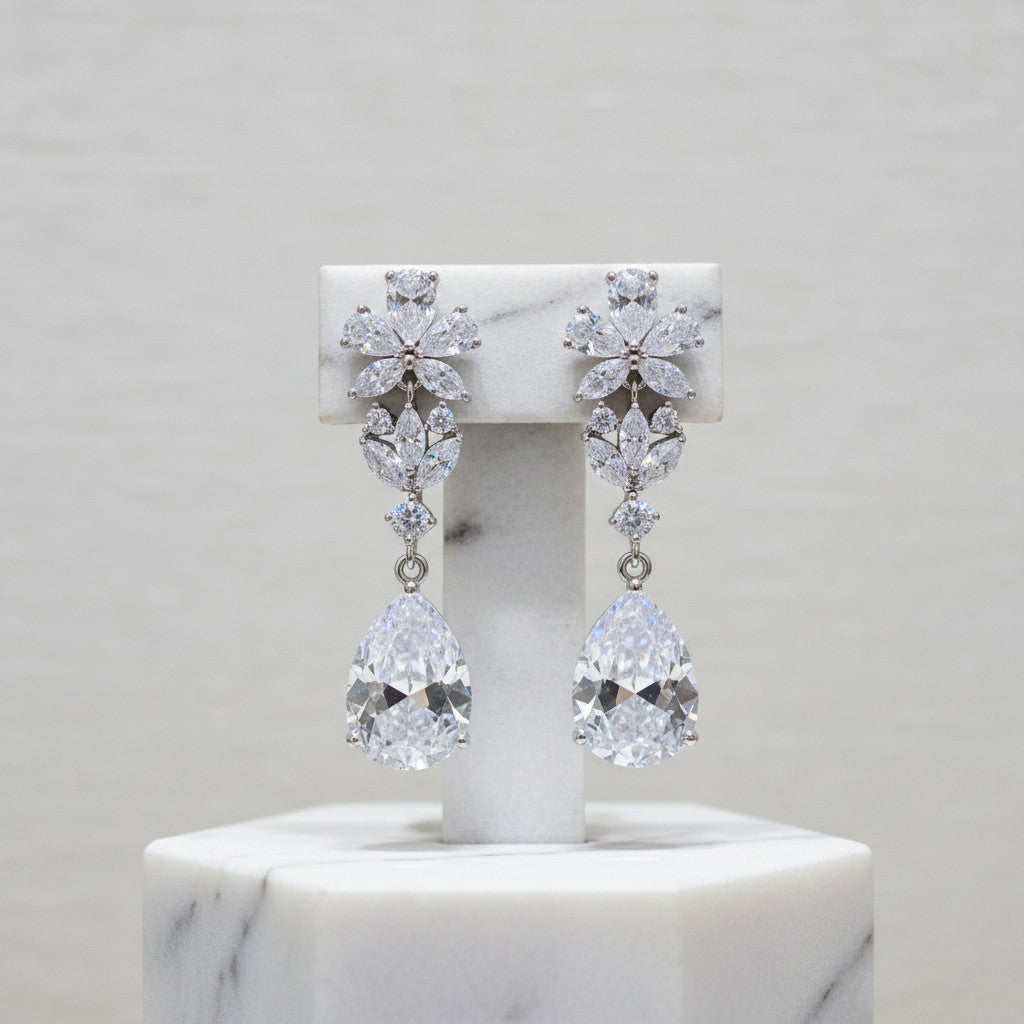 CUBIC ZIRCONIA COLLECTION - GRACEFUL CRYSTAL EARRINGS CZER539