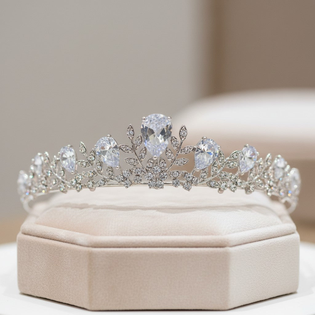 CUBIC ZIRCONIA COLLECTION - VINTAGE SPARKLE TIARA - AHB97